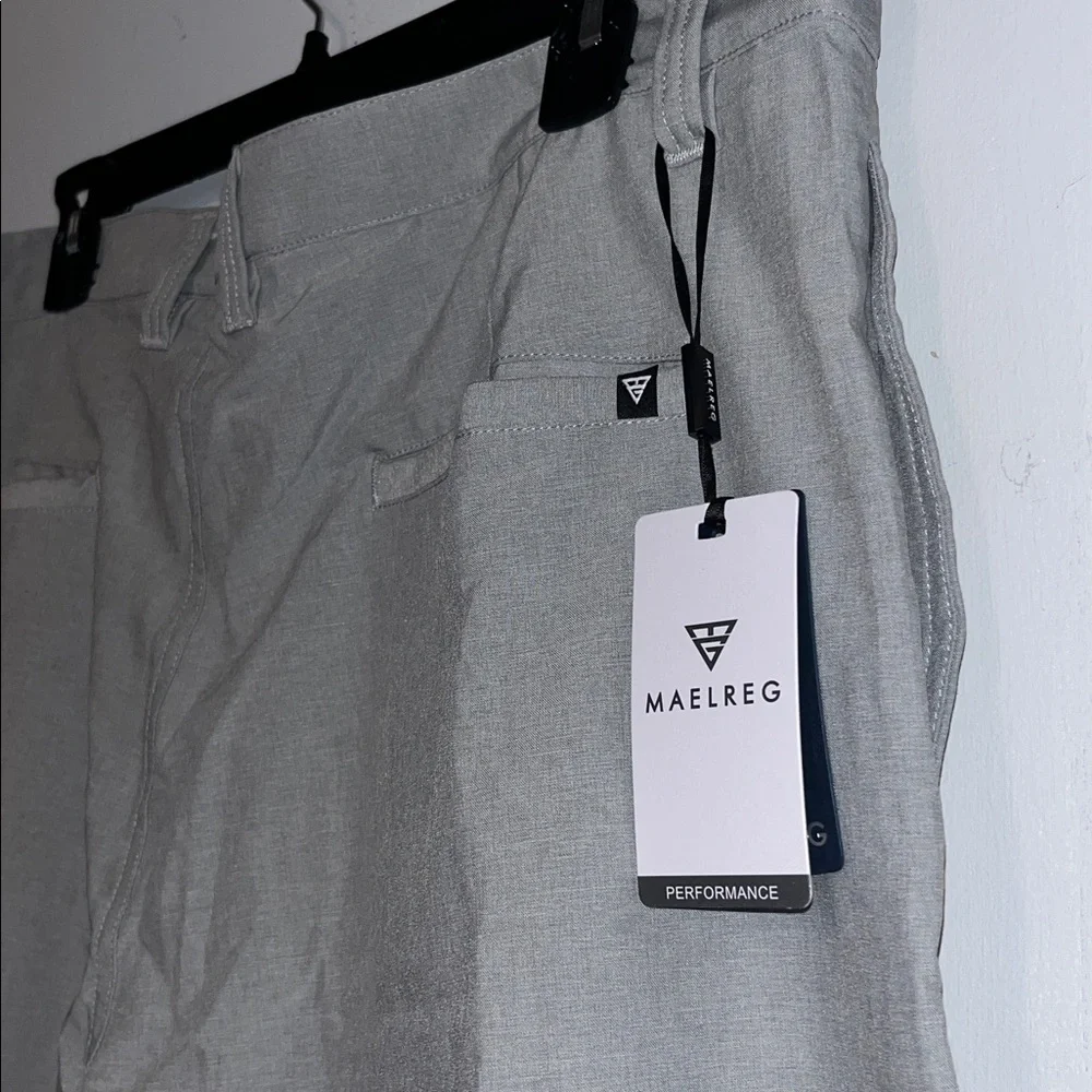 NWT MAELREG Performance Proflex Golf Shorts Size 38 X 9 in Light Grey